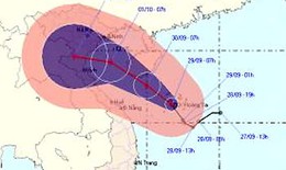 Bão đang tiến vào bờ biển miền Trung